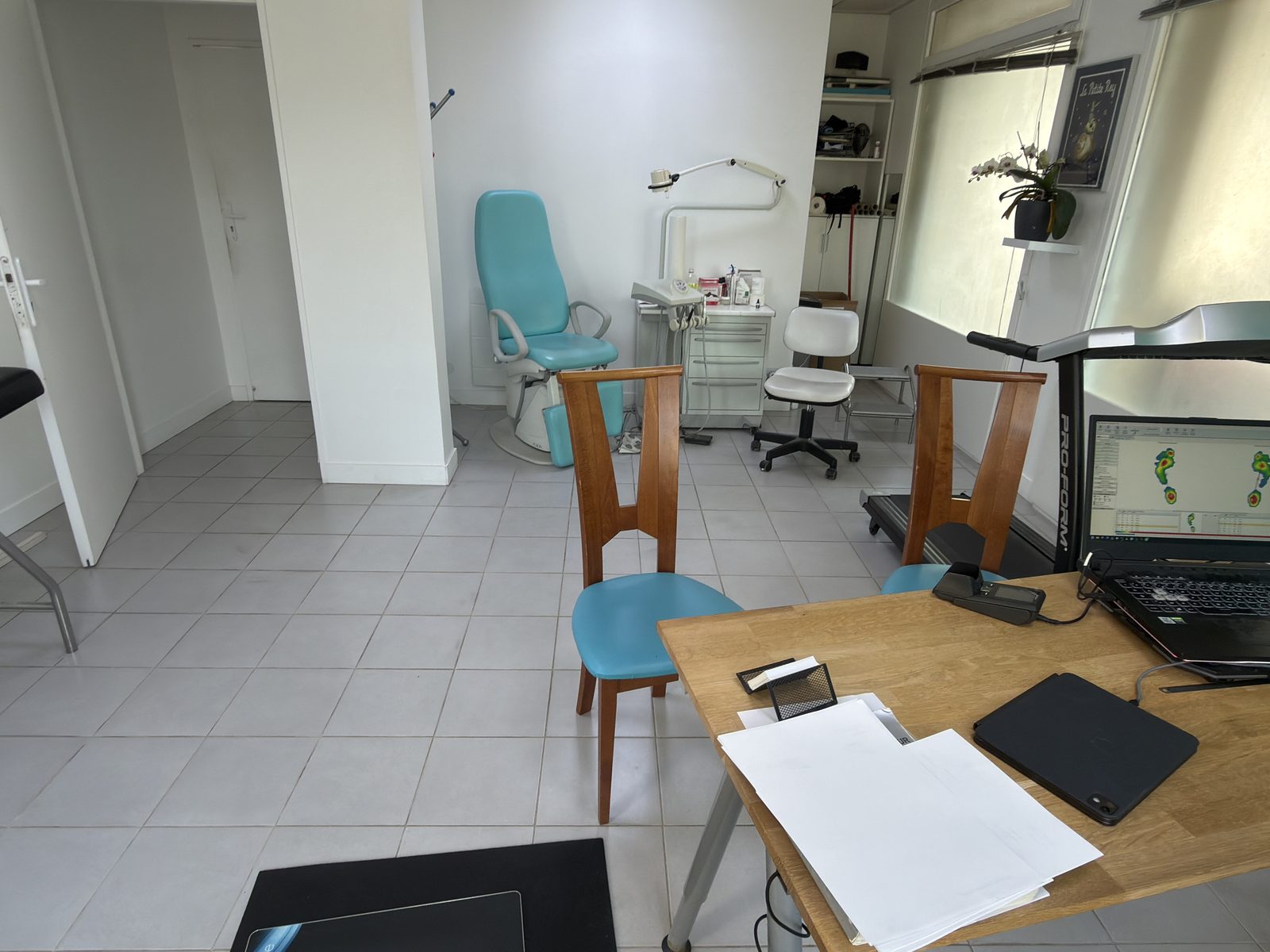 Espace de soin — fauteuil de pédicurie et poste d'analyse